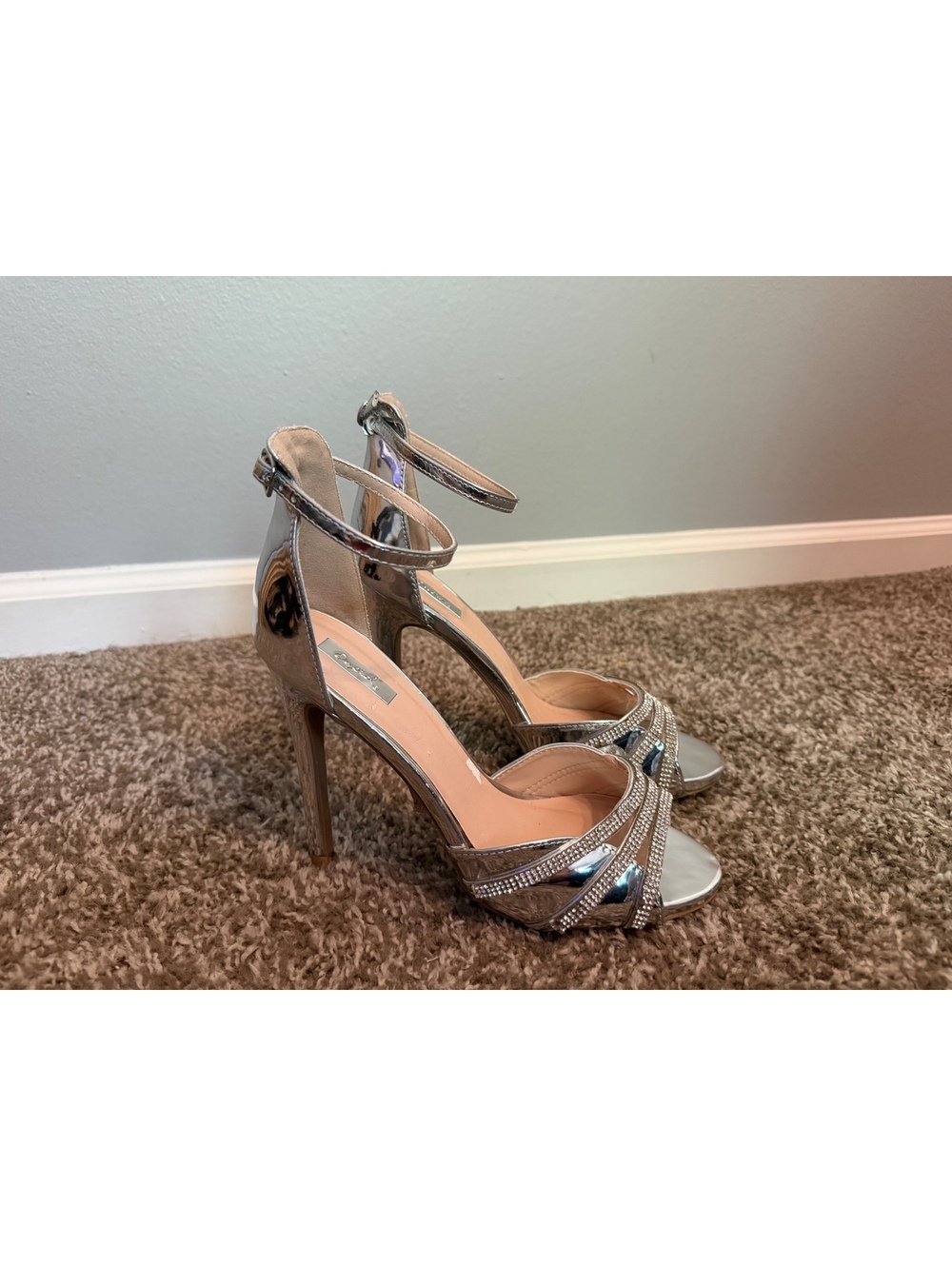 Qupid Silver Metallic Stiletto Sandals Women’s 9